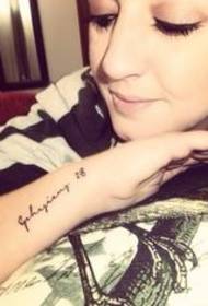 Szuper szép angol ábécé tetoválás minta a karján