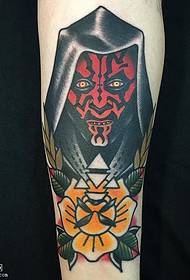 Tatuaje de deus do inferno no seu brazo