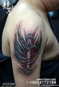 Rankos kraujo raudonas tuščiaviduris kryžiaus tatuiruotės modelis