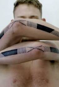 Tatuaż linii na ramieniu