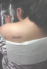 Tatuador escrevendo trabalhos de tatuagem em inglês