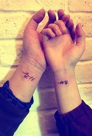 Litet par på armen, engelsk tatuering