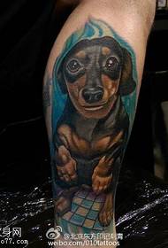 Motif de tatouage de chien sur le bras