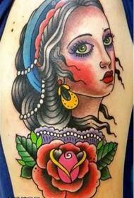 Liela skaistuma rožu tetovējums uz rokas