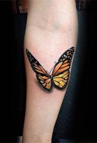 en vacker fjärilstatuering på armen