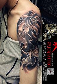 Tatuaje de loto de brazo