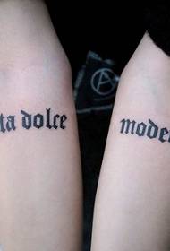 Engelsk alfabet arm tatovering