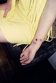 Simpatično dekle preprosto tatoo na roki