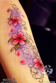 Прелепо осликани узорак тетоваже са цветањем трешње