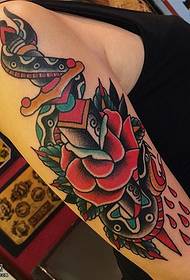 Ружа кінжал татуіроўка на руку