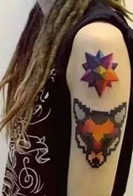 Kleurpassende tatoet jout jo ferskate fisueel genot