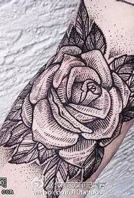 Patrón de tatuaxe de rosas de punto gris negro