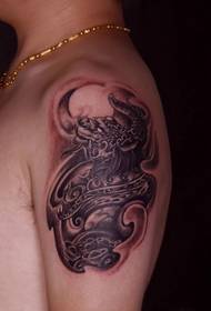 Velika ručna osobnost tetovaže zvijeri sretne boge