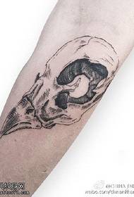Užasnut uzorak tetovaže lubanje vrana