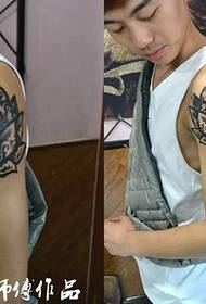 Tatuaje clásico de tótem de loto