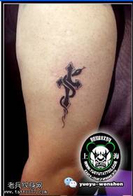 Enkelt kors tatuering mönster i design stil