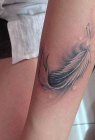 Small arm personality, beautiful feather tattoo