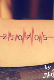 Braț model de tatuaj cardiogramă cu litere simple