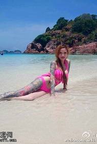 Sexy tattoo schoonheid tattoo op het strand
