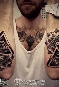 Patrón de tatuaje de ojo de triángulo negro fresco