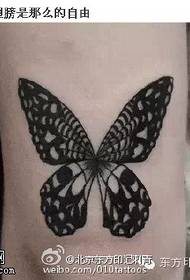 Realistisch zwart vlindertattoopatroon