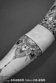 Klassike prachtige vanille totem tatoeëringspatroan