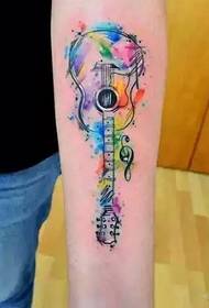 Un conxunto de tatuaxes realistas de guitarra de brazo