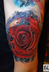Stulbinantis raudonos rožės tatuiruotės modelis Daquan