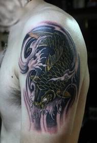 Dobrze wyglądający tatuaż kałamarnicy na ramieniu