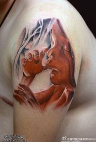 Uzorak za bebe tetovaže u boji ruke