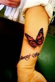 Mergaitės rankos gražus drugelio tatuiruotės modelis