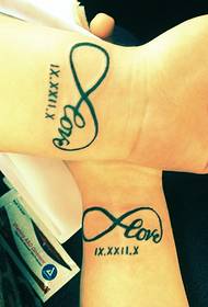 Tatoveringsmønster på armen til paret som representerer vitnesbyrd om kjærlighet