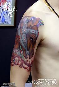 Krachtig warhorse tattoo-patroon