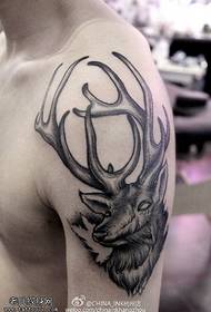 Arm thorn klassinen hirven pään tatuointikuvio