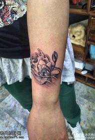 ຮູບພາບທີ່ແທ້ຈິງຂອງຮູບແບບ tattoo lotus