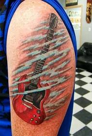 Moda tatuaj de chitară cu braț mare
