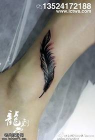 Patrón de tatuaxe de plumas refrescante