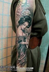 手臂上古代窈窕的淑女纹身图案