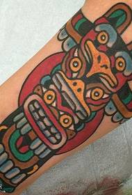 Arm totem-tatoeëringspatroon