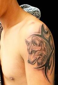 Tatuaje de cabeza de lobo dominante en el brazo