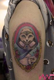 Креативная фотография татуировки няни кошки