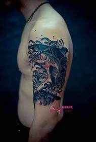 Слика дјечака руку хрвање тетоважа ајкуле