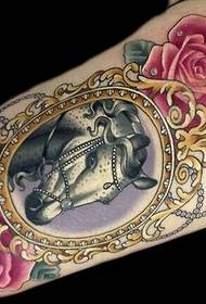 Personlighet arm häst ros tatuering mönster för att njuta av bilden