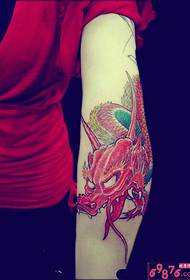 Slika dominirajuće ljepote ruku zmaj totem tetovaža