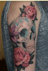 Modna roka osebnost lobanje rose tatoo vzorec slika