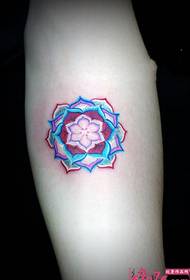 Rankos alternatyva dažytos gėlių tatuiruotės nuotrauka