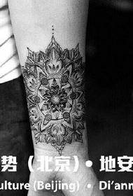 Bustling beautiful flower totem tattoo pattern