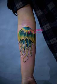 Vandens mėlynos medūzos asmenybės rankos tatuiruotė