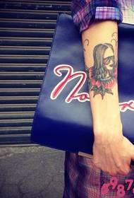Slika modne ljepote avatar arm tattoo