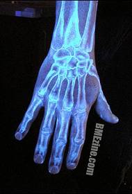 令人驚嘆的手臂骨頭熒光紋身